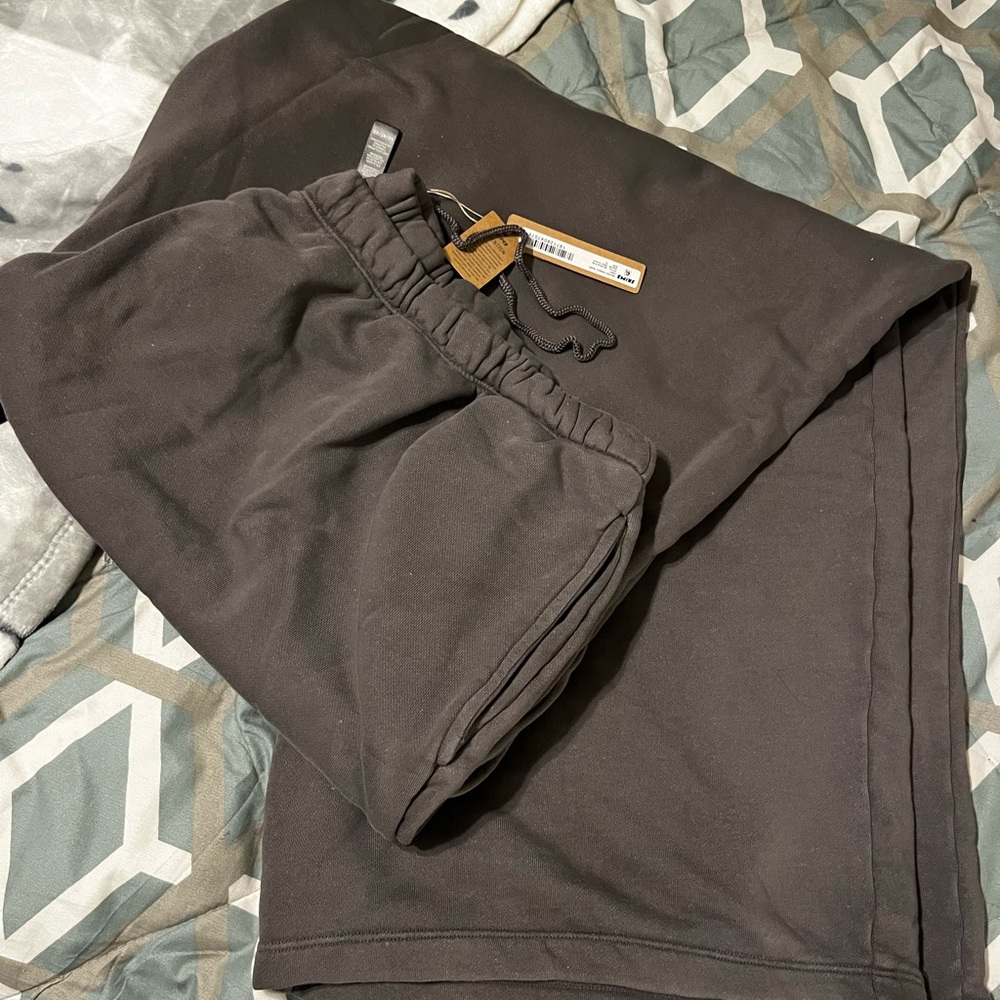 New with tags Skims gray chalk sweatpants wide leg.